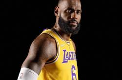 湖人队史巨星太多，詹姆斯在湖人队史地位最多进前十，进不去前五