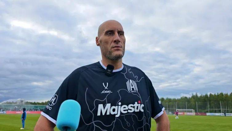 给足球权！2米26前NBA球员踢职业足球，40岁，正是闯的年纪！