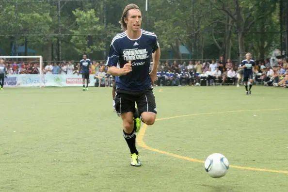 给足球权！2米26前NBA球员踢职业足球，40岁，正是闯的年纪！