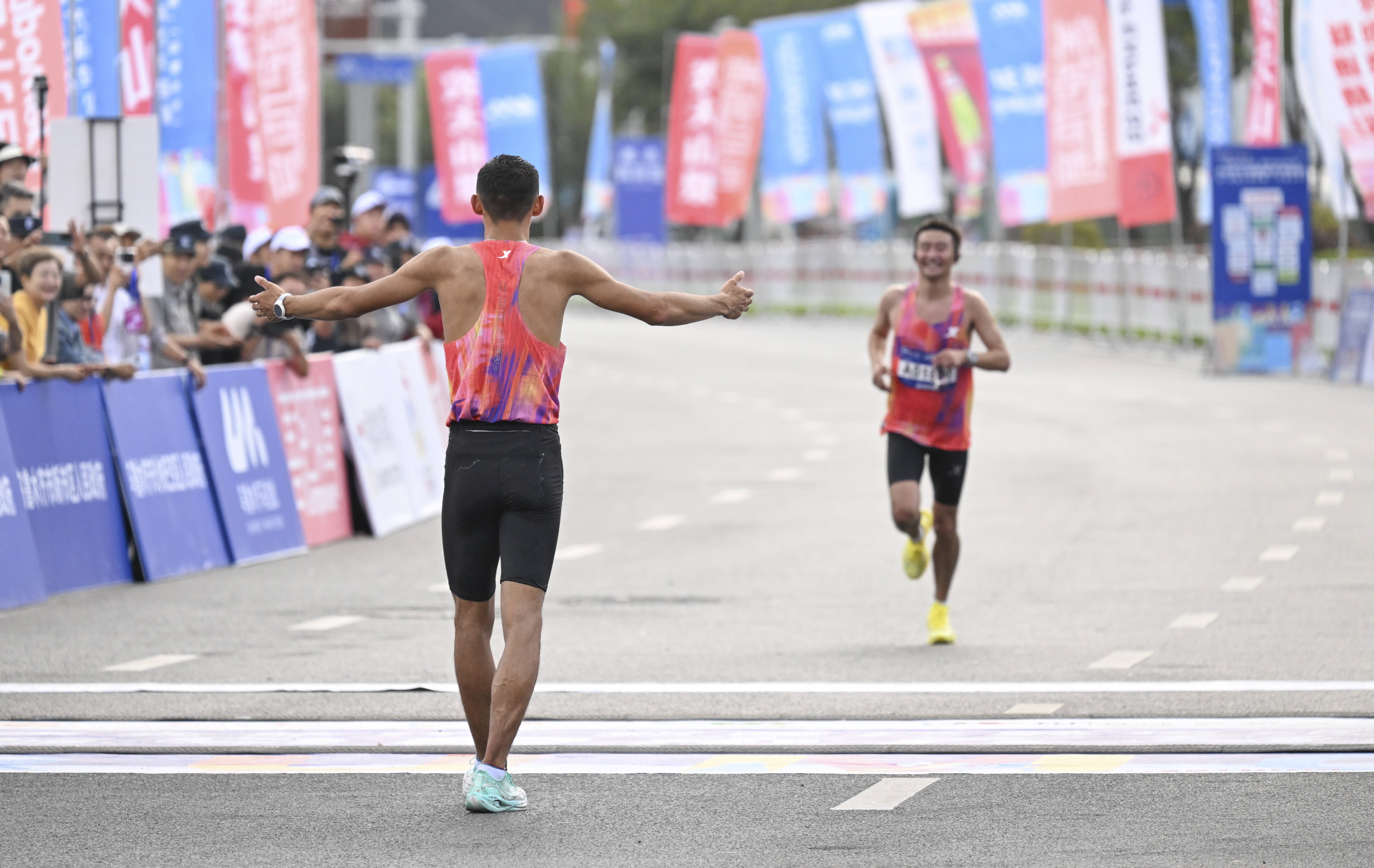 （体育）马拉松——2025乌鲁木齐马拉松开跑