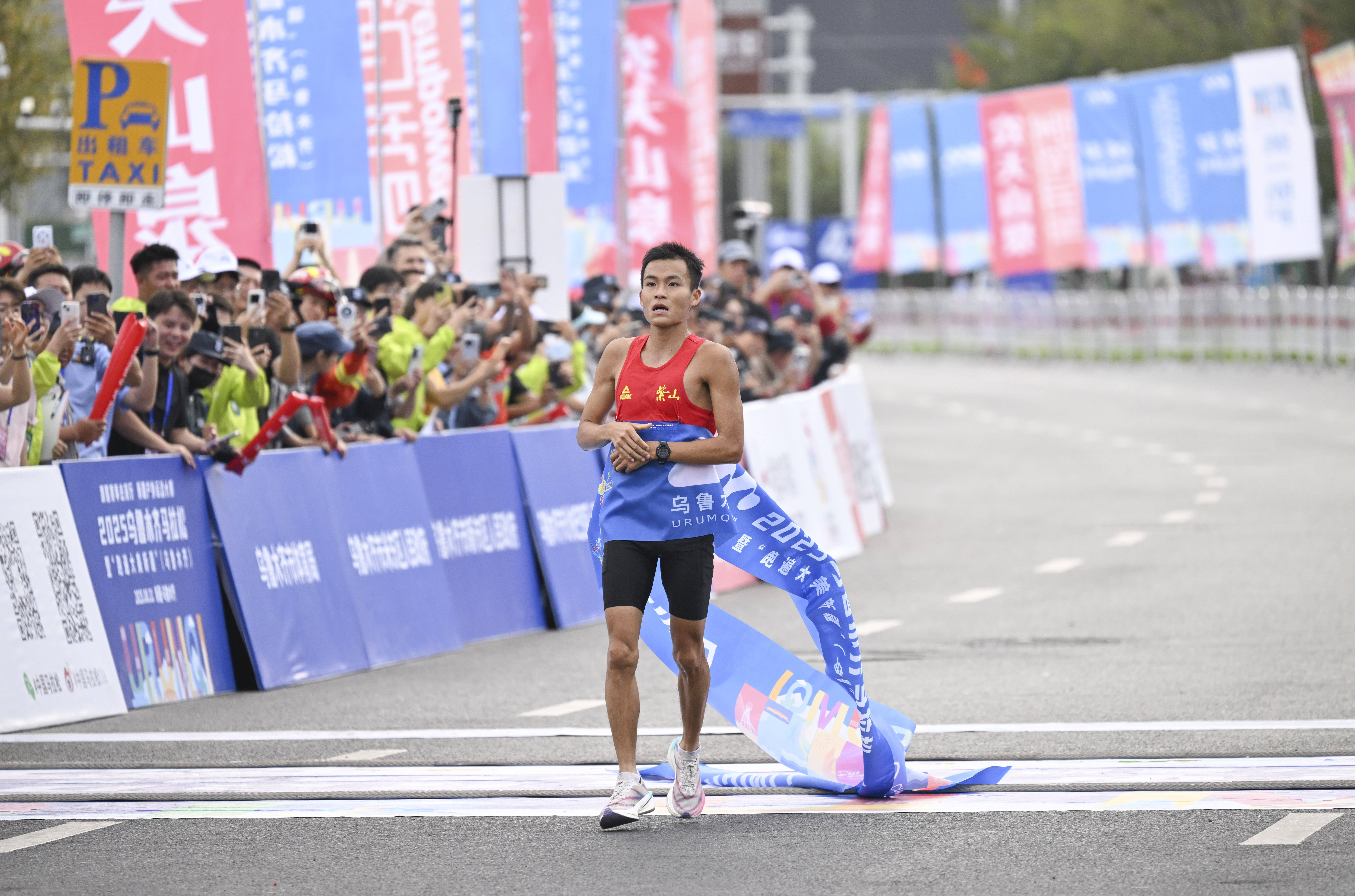 （体育）马拉松——2025乌鲁木齐马拉松开跑