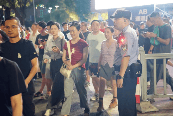 “苏超”拼尽全力 苏州公安共赴热爱