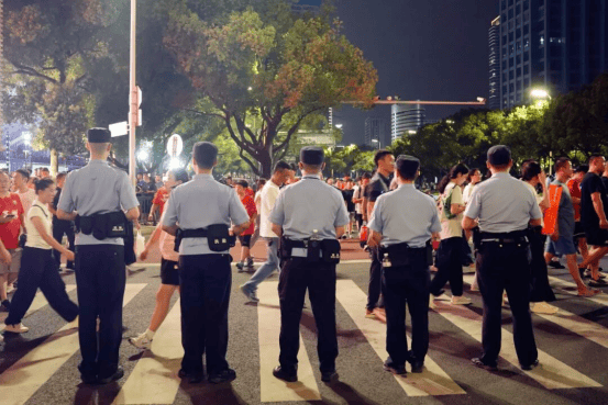 “苏超”拼尽全力 苏州公安共赴热爱