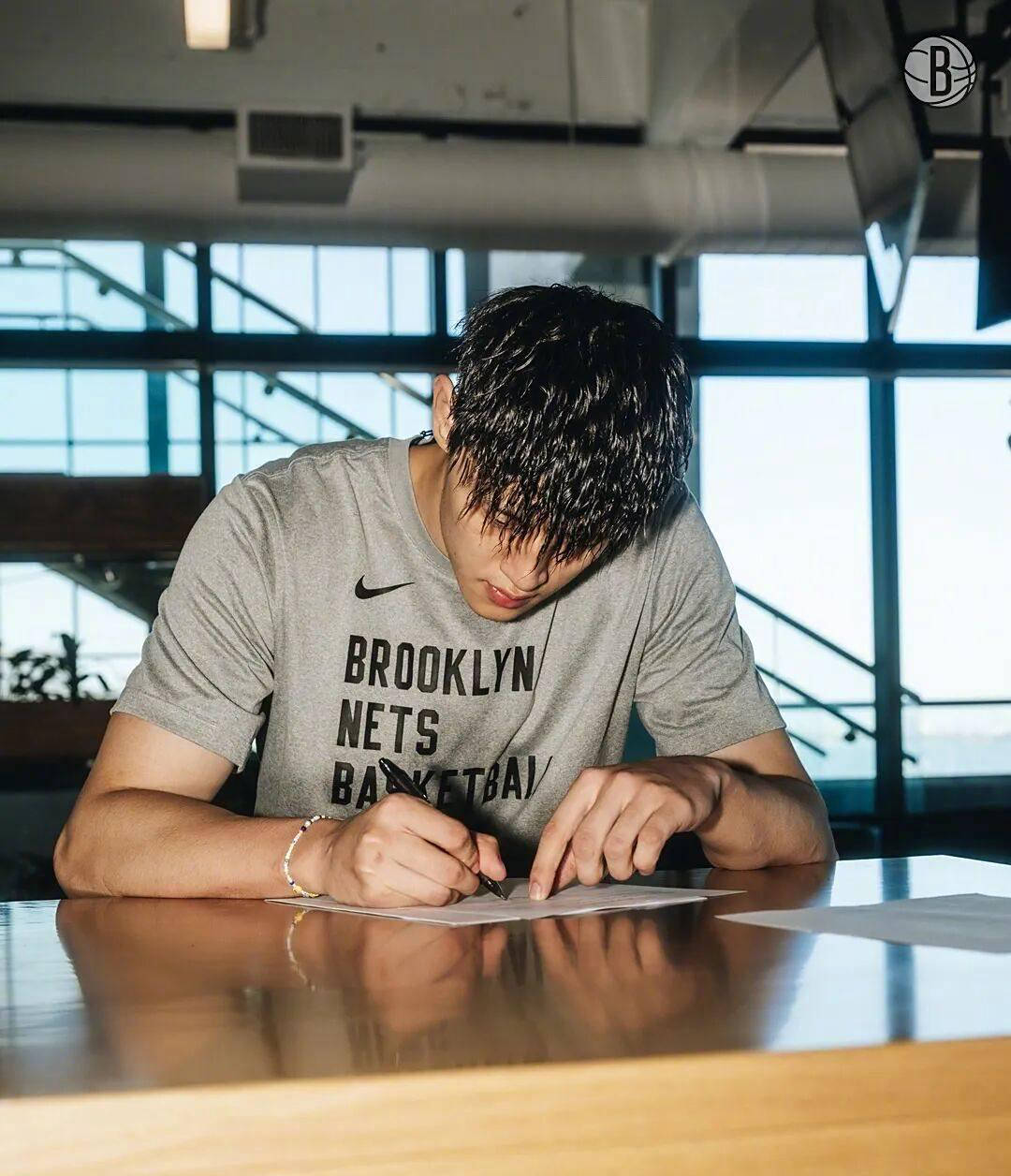 曾凡博正式签约布鲁克林篮网,NBA迎来中国德比